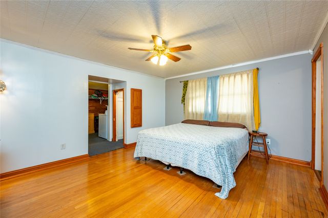 422 N 3rd Avenue E, Newton, IA 50208