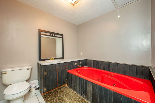 422 N 3rd Avenue E, Newton, IA 50208