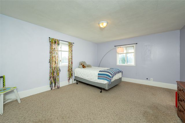 422 N 3rd Avenue E, Newton, IA 50208