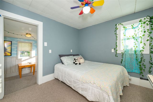 422 N 3rd Avenue E, Newton, IA 50208