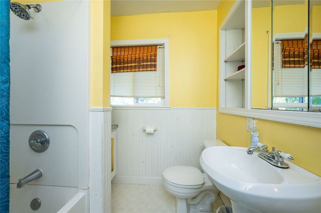 422 N 3rd Avenue E, Newton, IA 50208