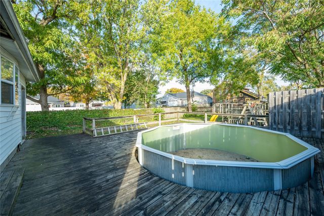 422 N 3rd Avenue E, Newton, IA 50208