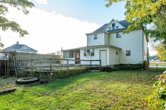 422 N 3rd Avenue E, Newton, IA 50208