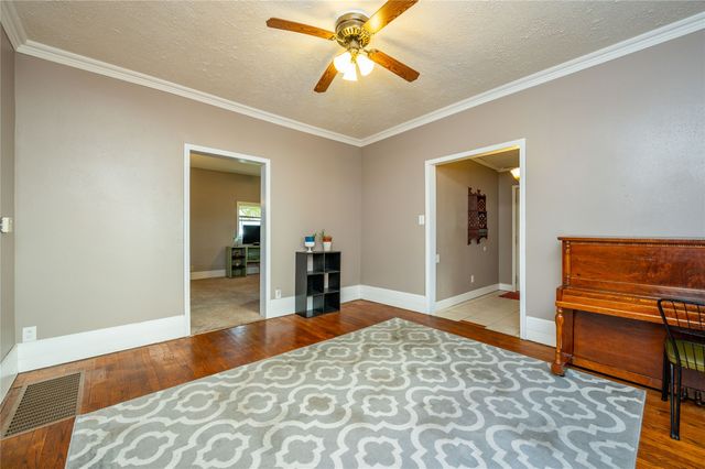 422 N 3rd Avenue E, Newton, IA 50208