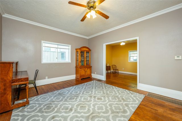 422 N 3rd Avenue E, Newton, IA 50208