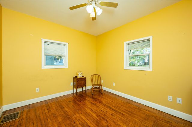 422 N 3rd Avenue E, Newton, IA 50208