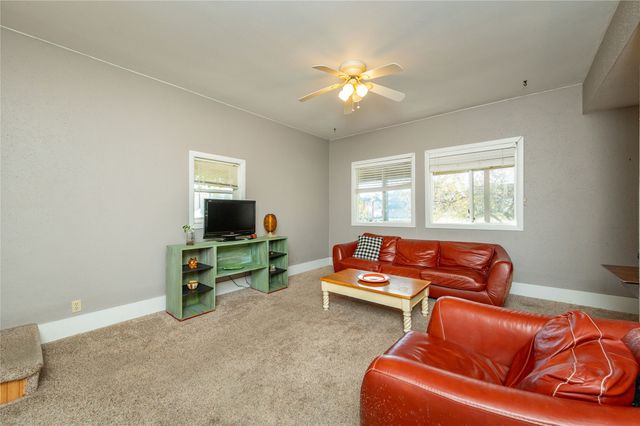 422 N 3rd Avenue E, Newton, IA 50208