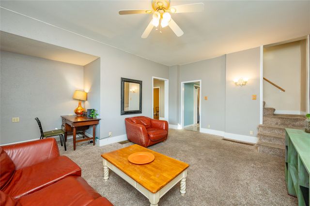 422 N 3rd Avenue E, Newton, IA 50208