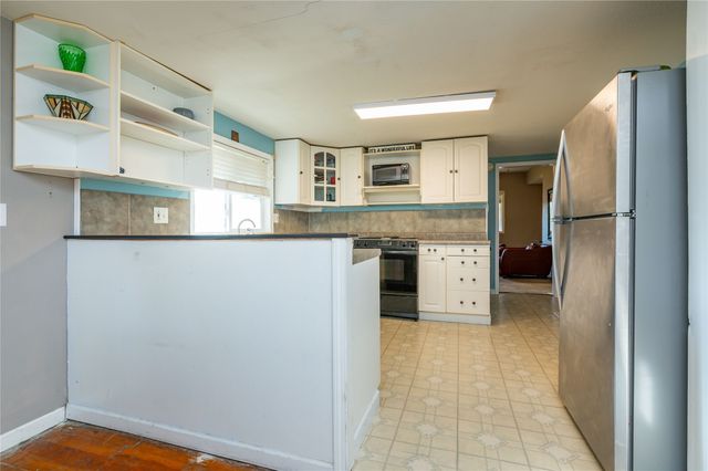 422 N 3rd Avenue E, Newton, IA 50208