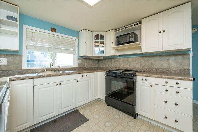 422 N 3rd Avenue E, Newton, IA 50208