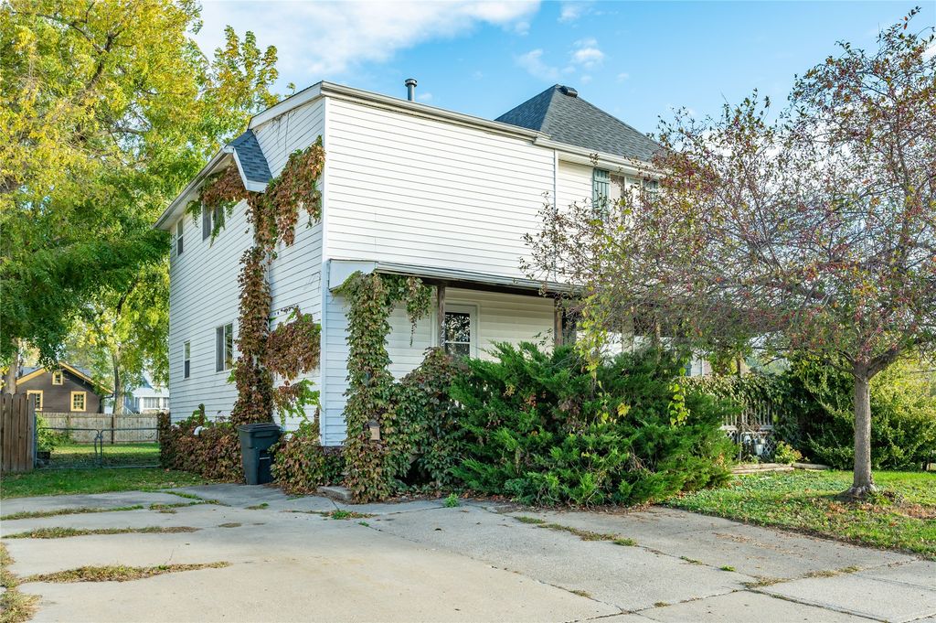 422 N 3rd Avenue E, Newton, IA 50208