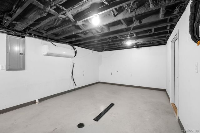 6842 Bison Street, Westland, MI 48185