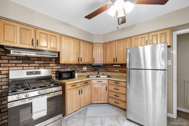 6842 Bison Street, Westland, MI 48185