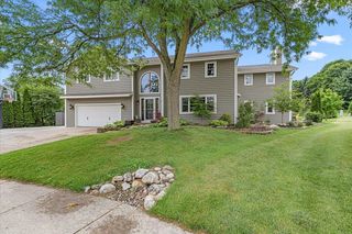 1021 Aspen PLACE, West Bend, WI 53095