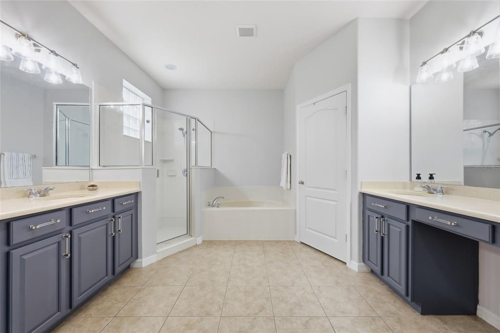Image 15 of property listing at 9117 OAK COMMONS WAY, Orlando, FL 32832
