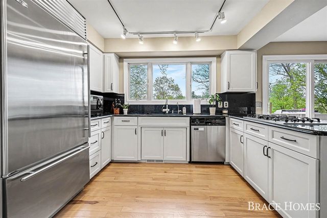 2793 Cascade Springs Drive, Grand Rapids, MI 49546