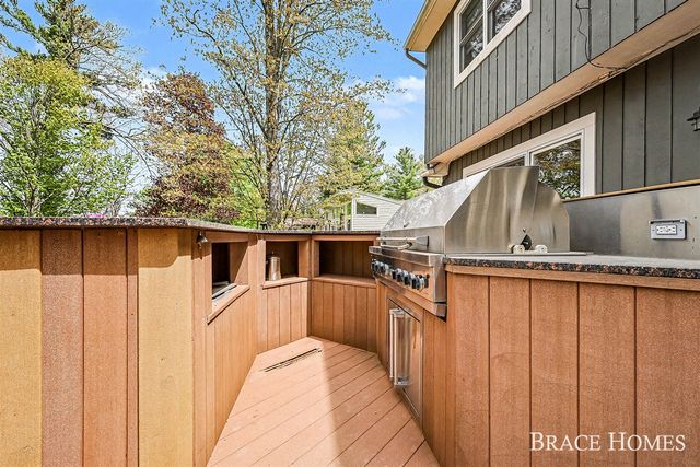 2793 Cascade Springs Drive, Grand Rapids, MI 49546