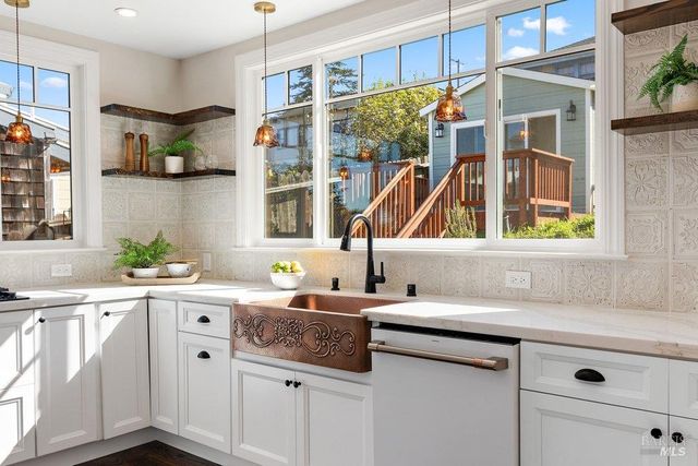 321 Alexander St, Crockett, CA 94525