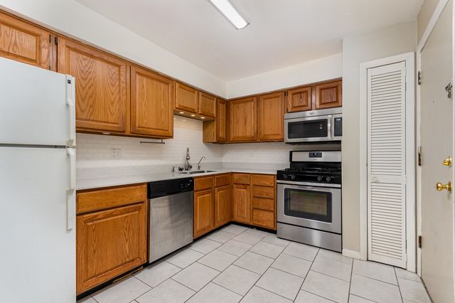 5740 Concord Lane 12, Clarendon Hills, IL 60514