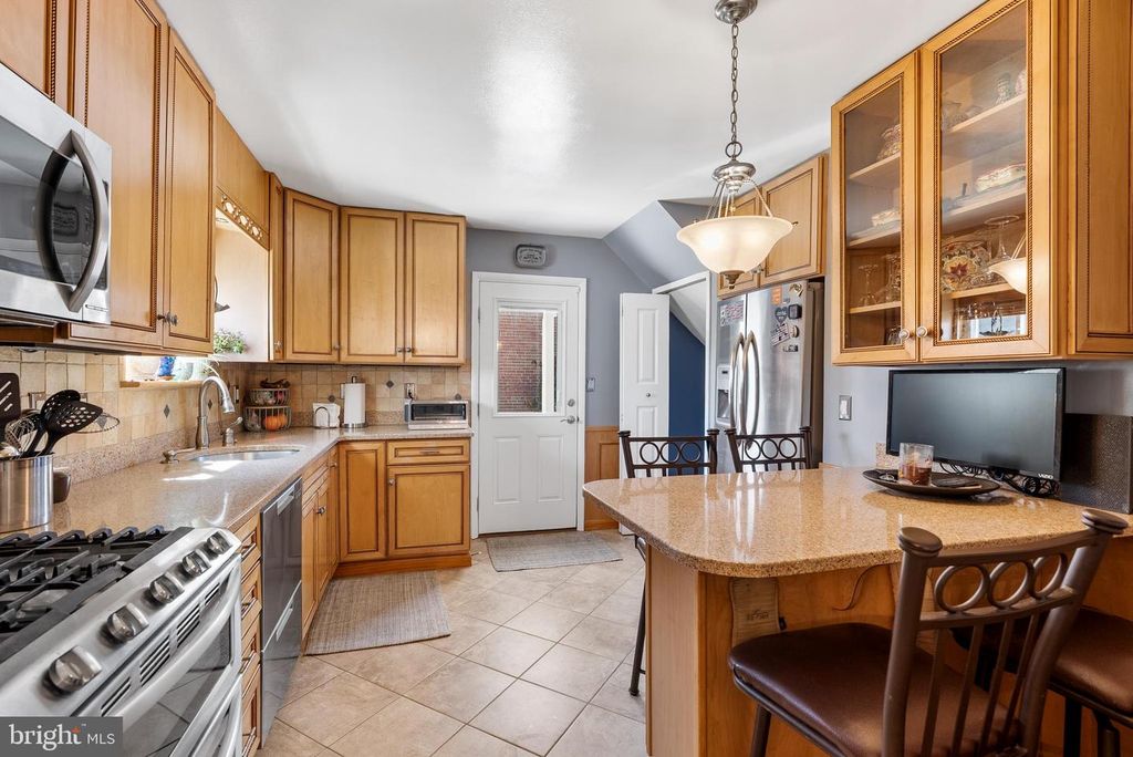 Image 13 of property listing at 907 ARRAN RD, Baltimore, MD 21239