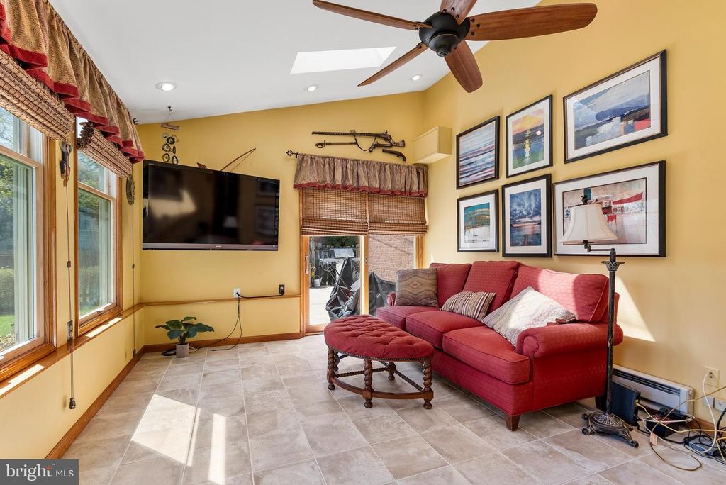 Image 15 of property listing at 907 ARRAN RD, Baltimore, MD 21239