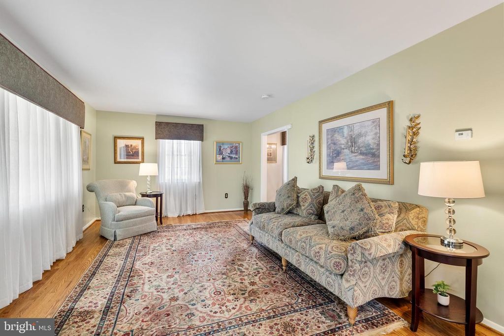 Image 2 of property listing at 907 ARRAN RD, Baltimore, MD 21239