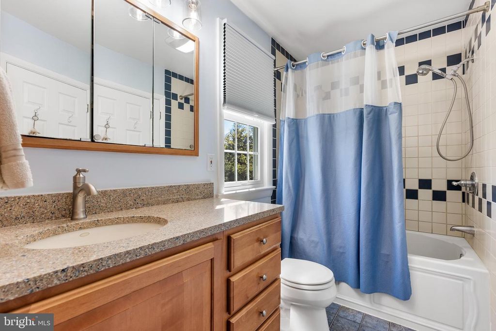 Image 20 of property listing at 907 ARRAN RD, Baltimore, MD 21239