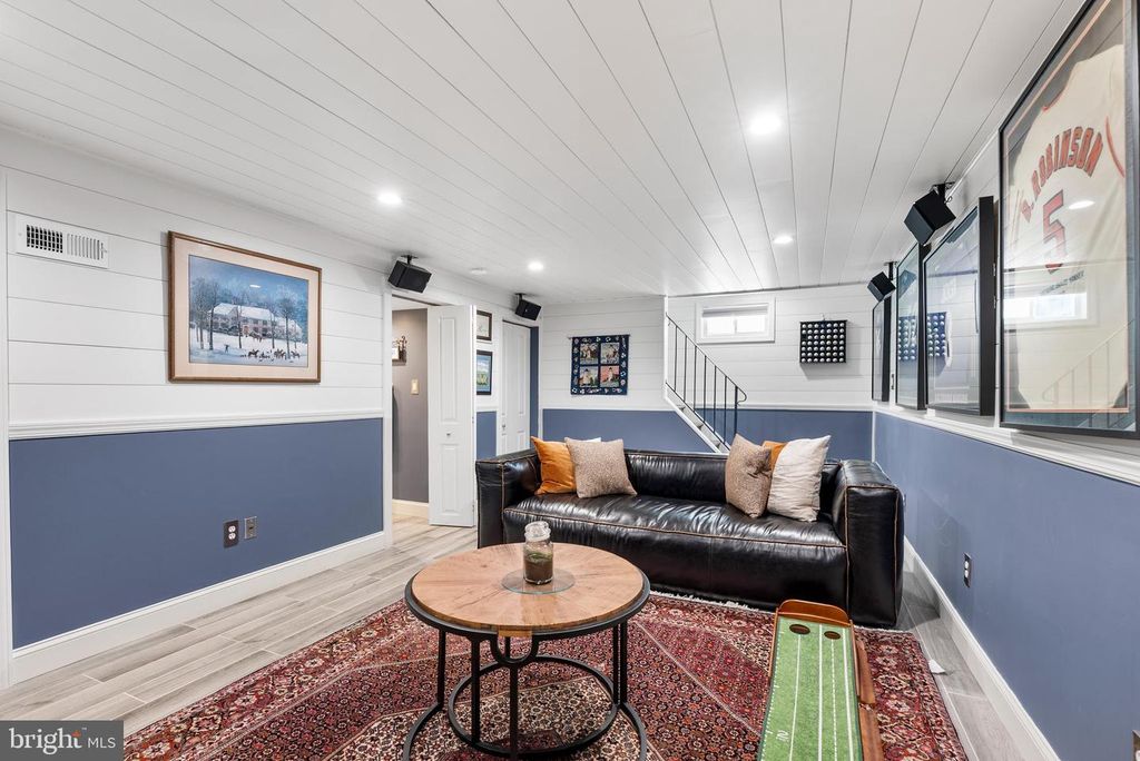 Image 25 of property listing at 907 ARRAN RD, Baltimore, MD 21239