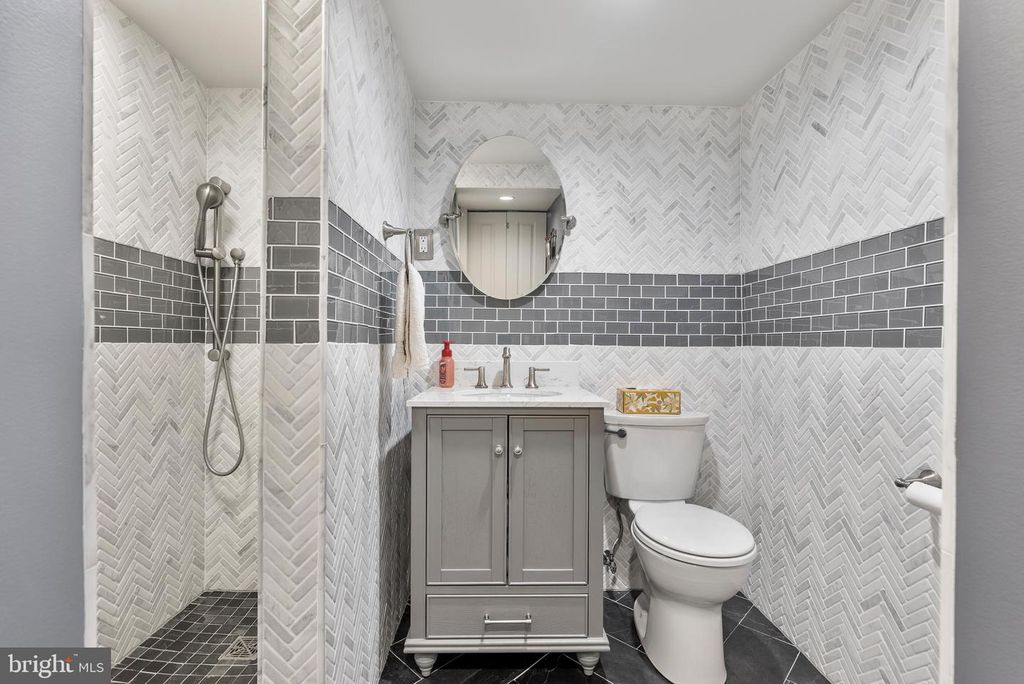 Image 26 of property listing at 907 ARRAN RD, Baltimore, MD 21239