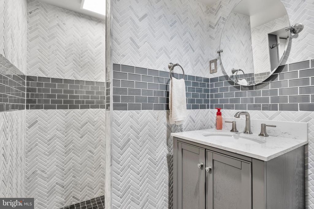 Image 27 of property listing at 907 ARRAN RD, Baltimore, MD 21239