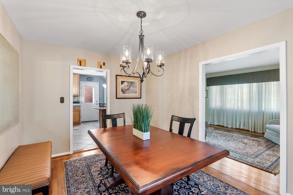 Image 3 of property listing at 907 ARRAN RD, Baltimore, MD 21239