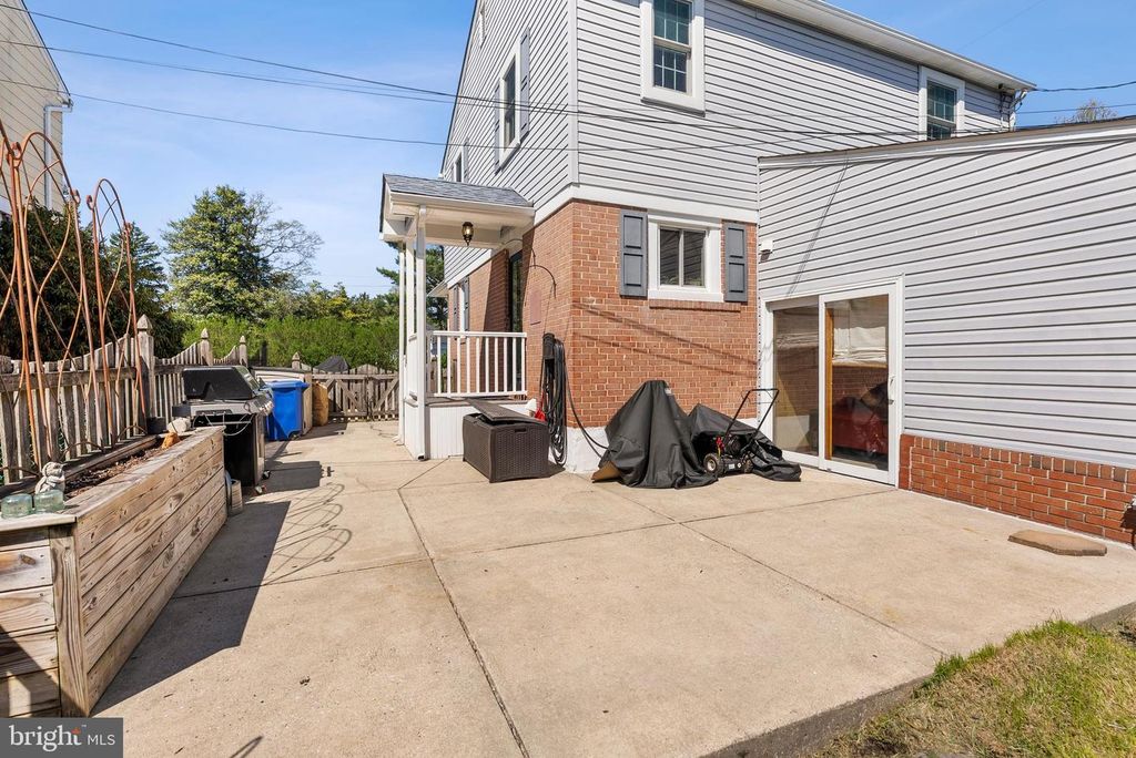 Image 32 of property listing at 907 ARRAN RD, Baltimore, MD 21239