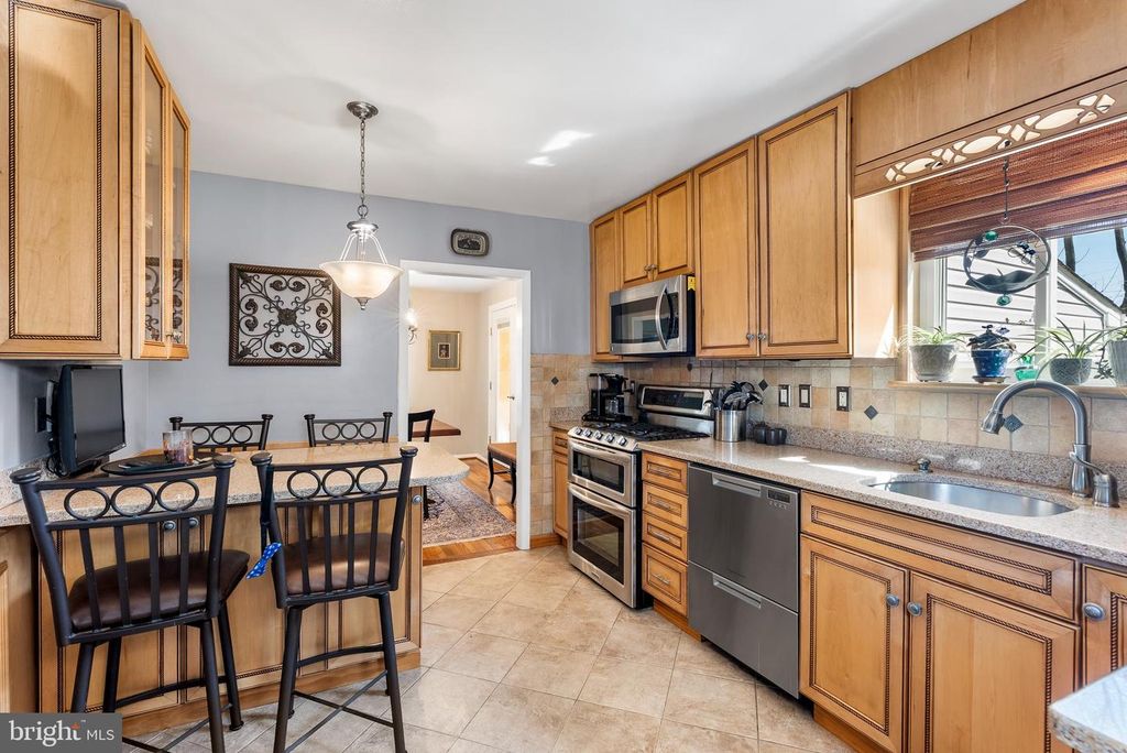 Image 4 of property listing at 907 ARRAN RD, Baltimore, MD 21239