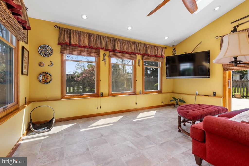 Image 5 of property listing at 907 ARRAN RD, Baltimore, MD 21239