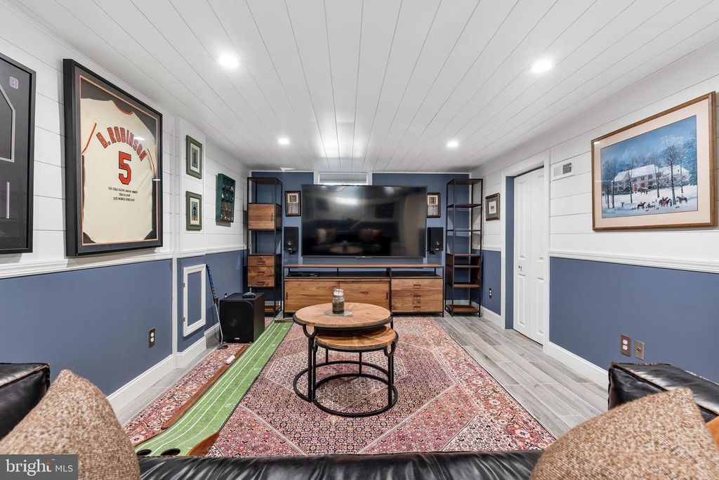 Image 6 of property listing at 907 ARRAN RD, Baltimore, MD 21239