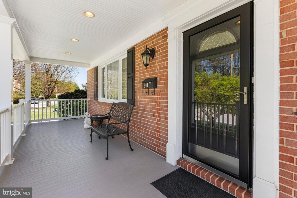 Image 9 of property listing at 907 ARRAN RD, Baltimore, MD 21239