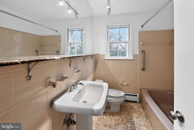 7 FAWN CIR, Malvern, PA 19355