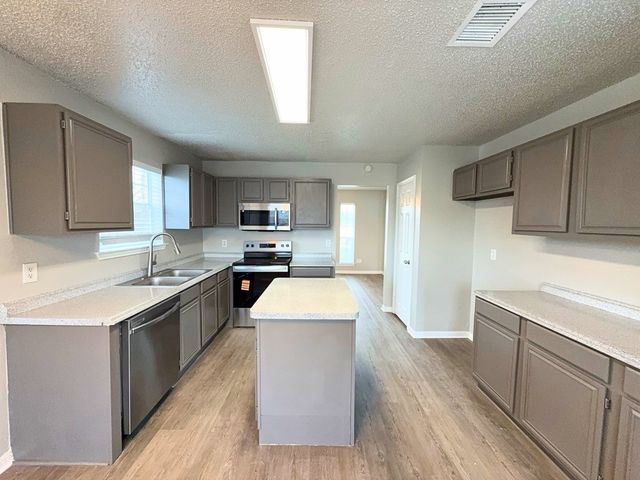 704 Inglewood Trail, Desoto, TX 75115