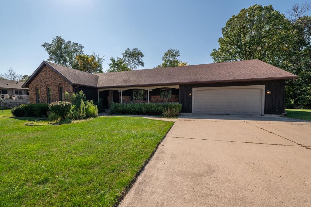 1236 Meadowview DRIVE, Menasha, WI 54952