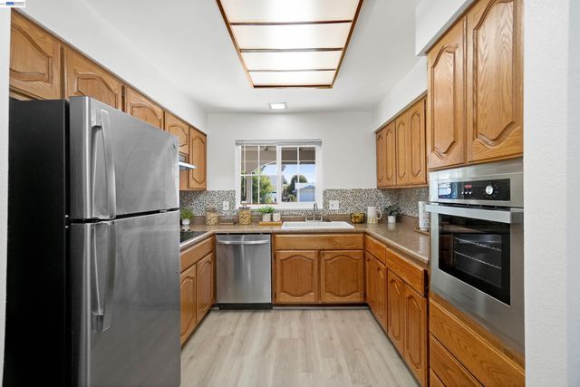 25353 Calaroga Ave, Hayward, CA 94545