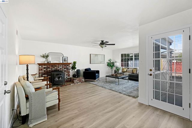 25353 Calaroga Ave, Hayward, CA 94545