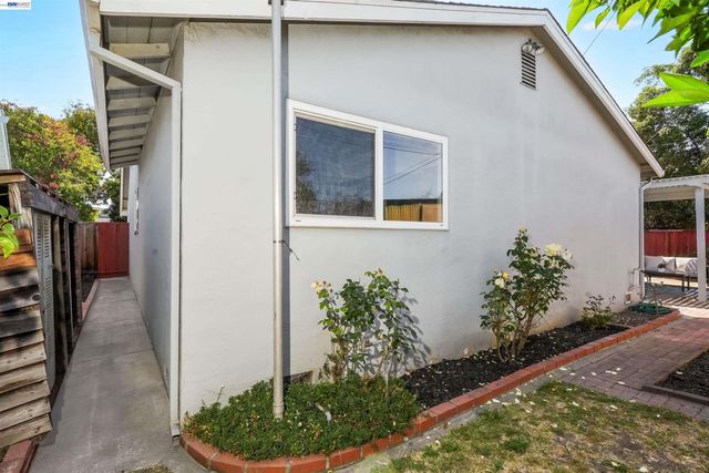 25353 Calaroga Ave, Hayward, CA 94545