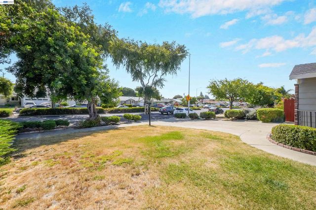 25353 Calaroga Ave, Hayward, CA 94545