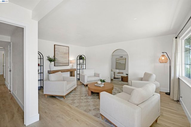 25353 Calaroga Ave, Hayward, CA 94545