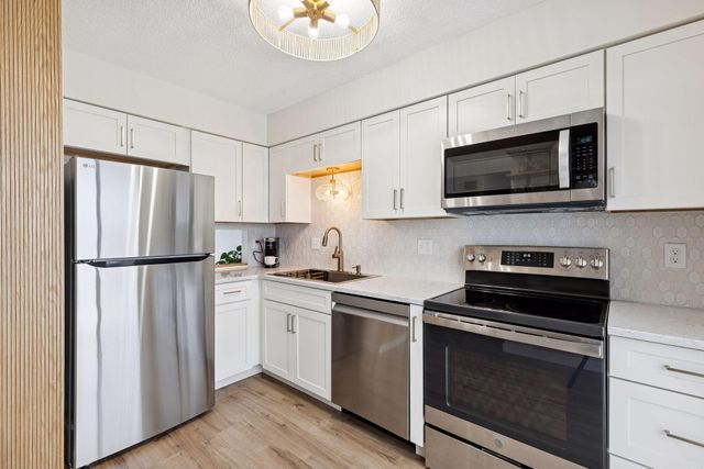 2244 Tower Court, Woodbury, MN 55125