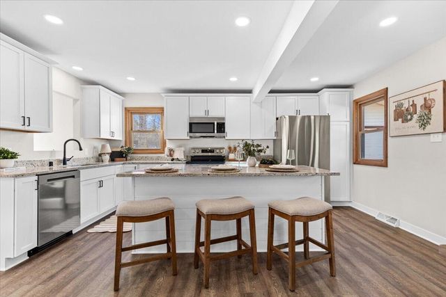 603 Meadowbrook DRIVE, West Bend, WI 53090