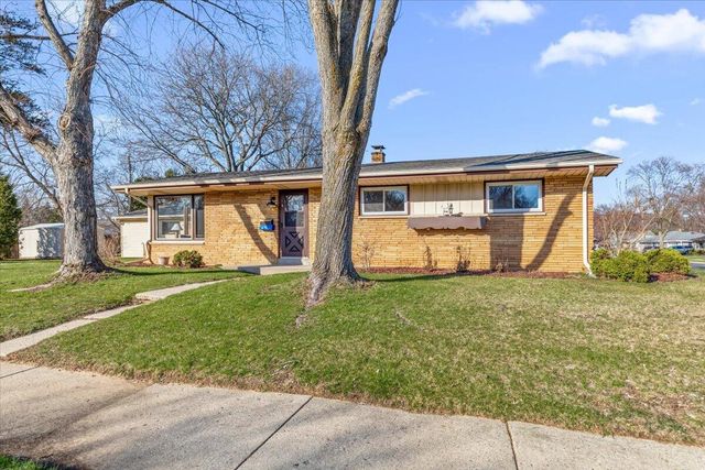 603 Meadowbrook DRIVE, West Bend, WI 53090