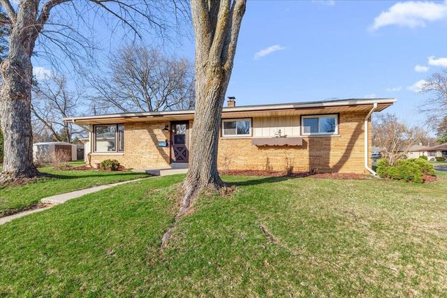 603 Meadowbrook DRIVE, West Bend, WI 53090