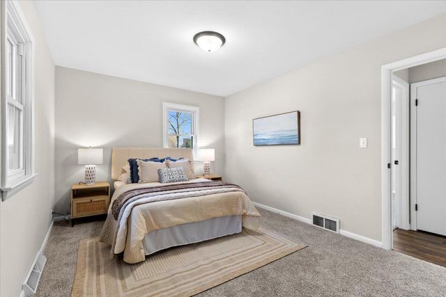 603 Meadowbrook DRIVE, West Bend, WI 53090