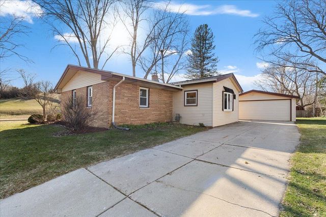 603 Meadowbrook DRIVE, West Bend, WI 53090